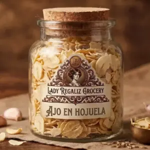 Ajo en hojuelas crujientes deshidratadas en frasco tradicional antiguo de Lady Regaliz Grocery.